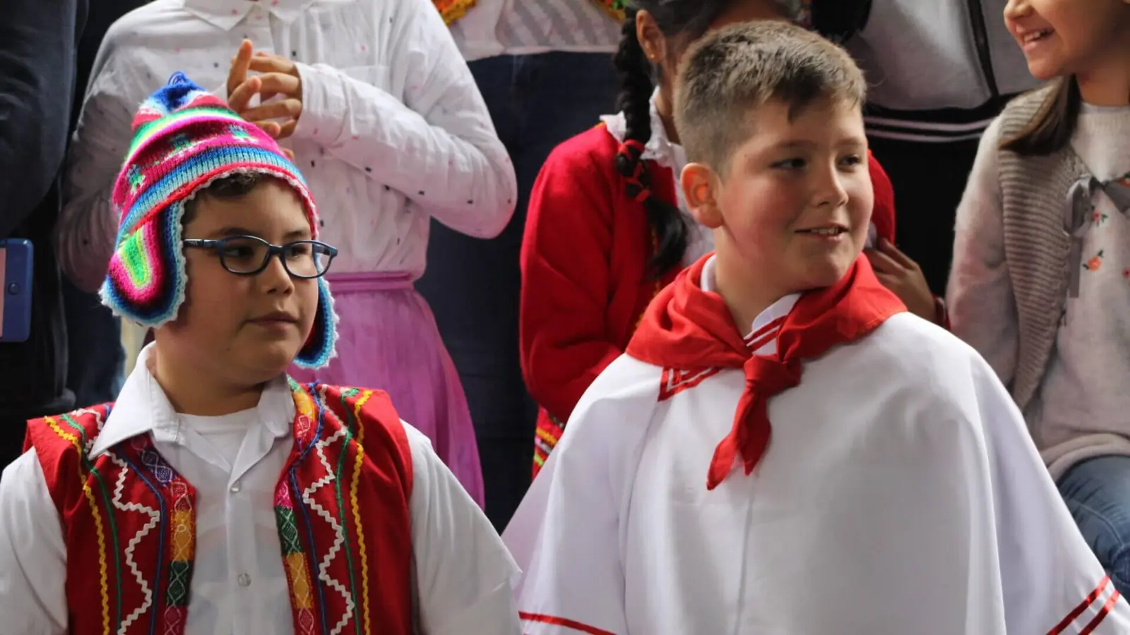 Alumnos con trajes típicos en una actuación del colegio