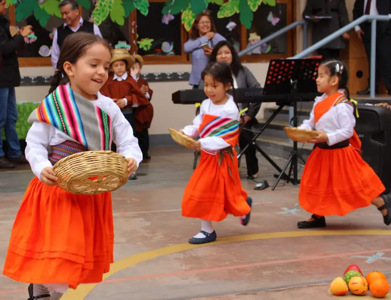 Niñas de inicial bailando con trajes típicos