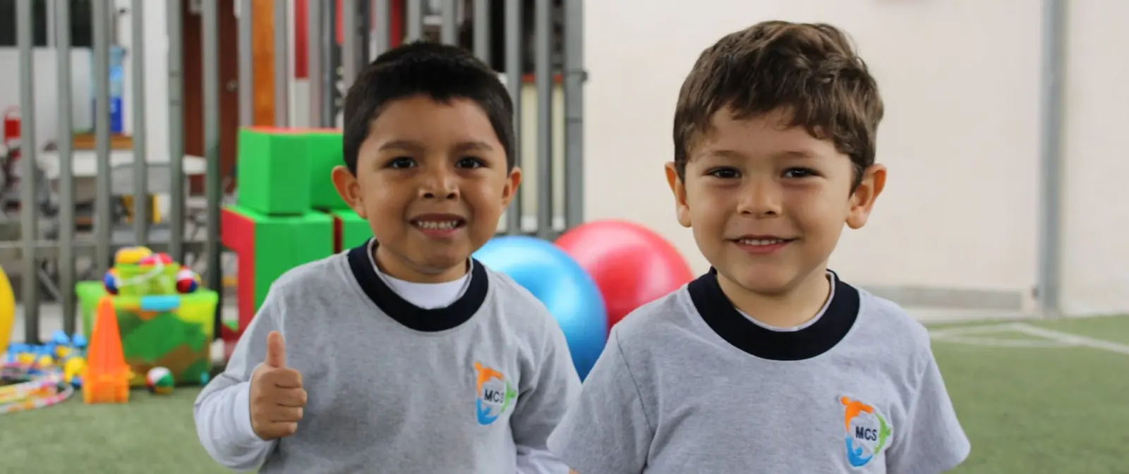 Dos niños de Early Years sonriendo en el patio