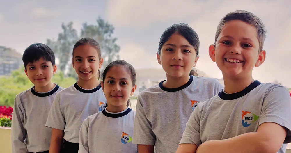 Cinco alumnos de Elementary sonriendo