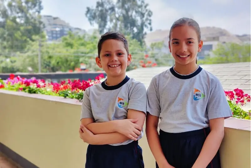 Dos alumnos de Elementary en la terraza del colegio