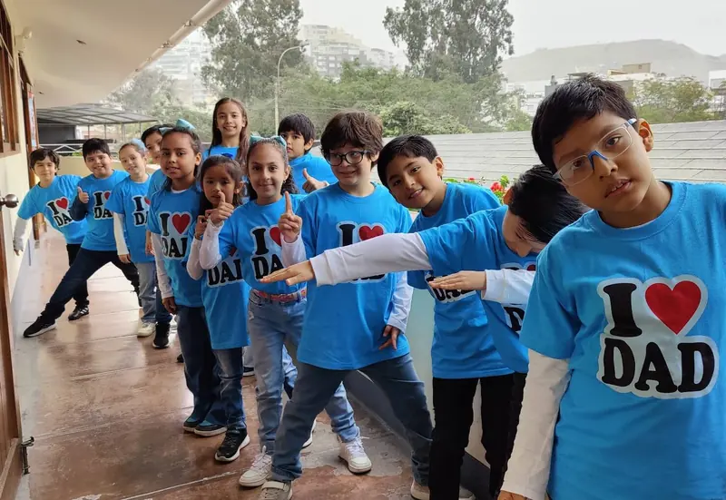 Alumnos de Elementary con polos celestes