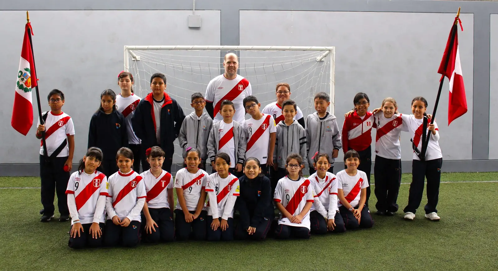Alumnos de Elementary con las banderas del Perú