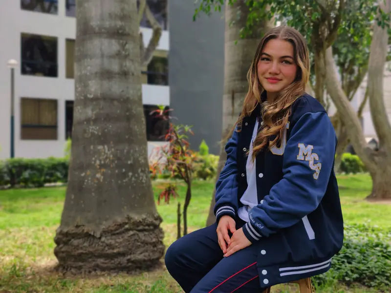 Alumna de High School con la casaca del colegio