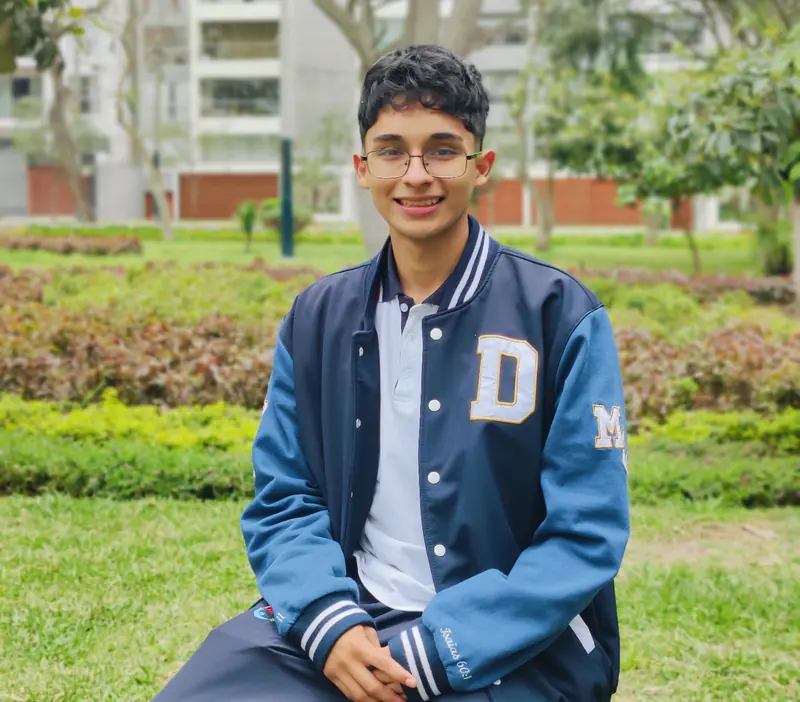 Alumno de High School con la casaca del colegio