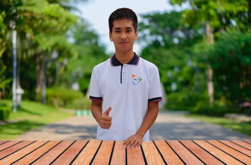 Alumno de High School en el jardín