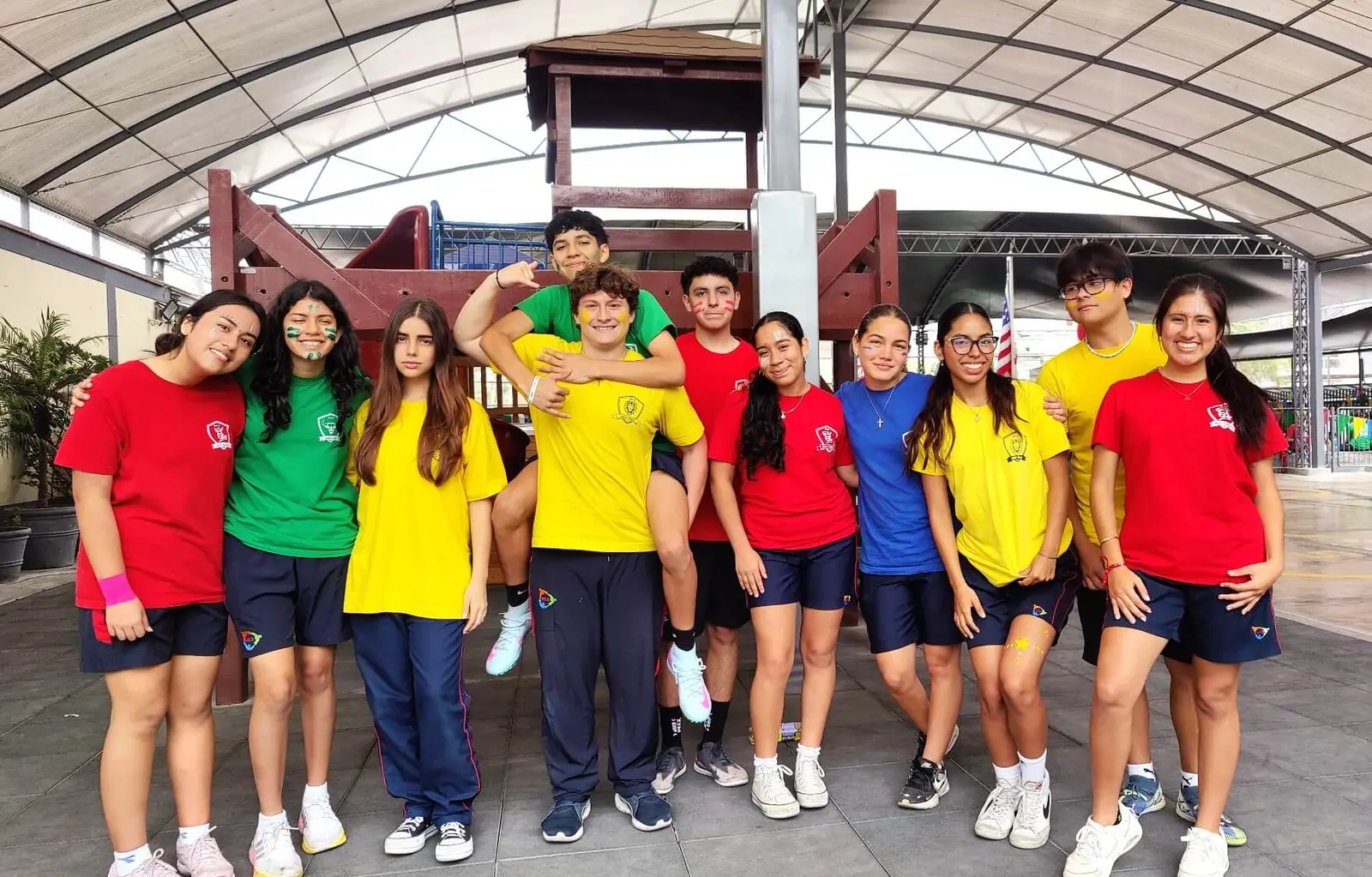 Alumnos de High School con polos de colores en el patio