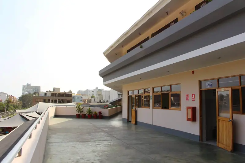 Pasillo de aulas en el segundo piso