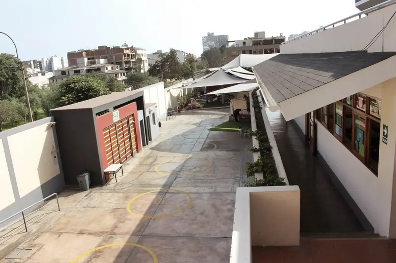 Pasillo exterior entre aulas