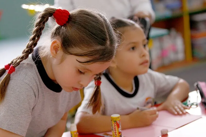 Niñas de kindergarten trabajando en el aula