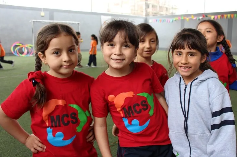 Alumnas de Elementary con el polo rojo del colegio