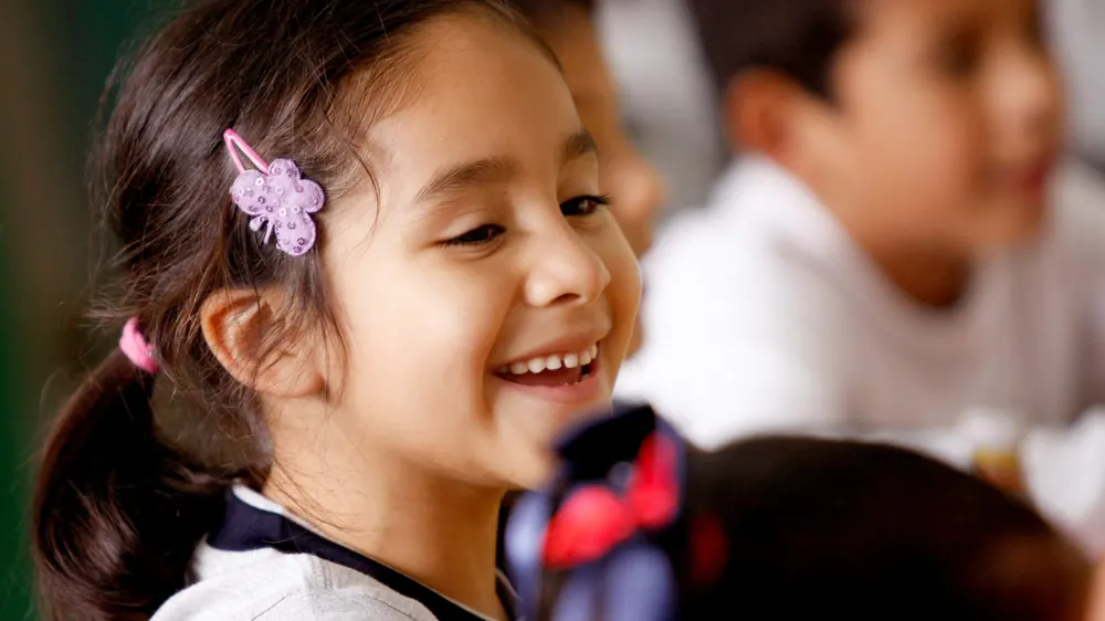 Alumna de Monterrico Christian School sonriendo en clase
