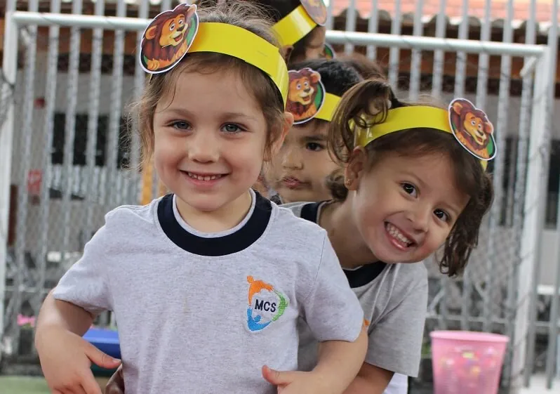 Niñas de inicial de 4 años con coronas de animales