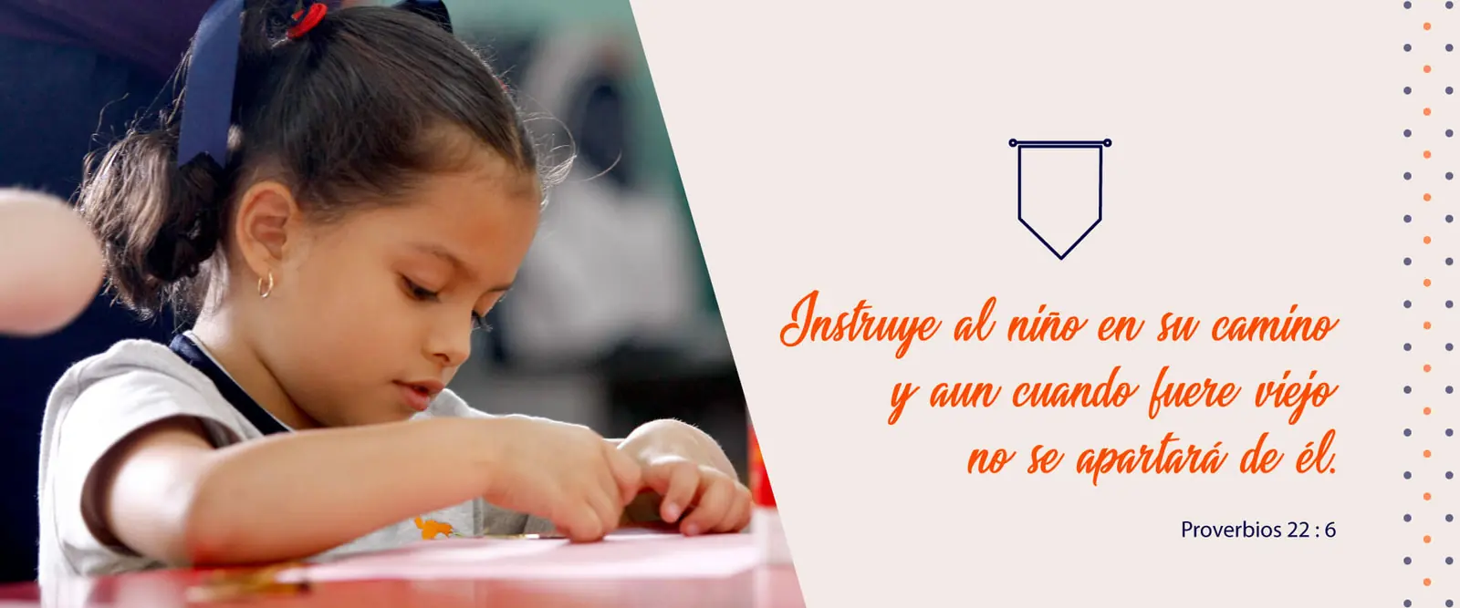Alumna escribiendo junto al versículo de Proverbios 22:6